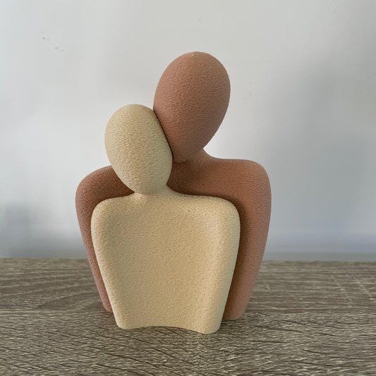 Minimalistisch beeldje omhelzing
