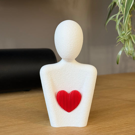 Minimalistisch beeldje met hartje – 13 cm